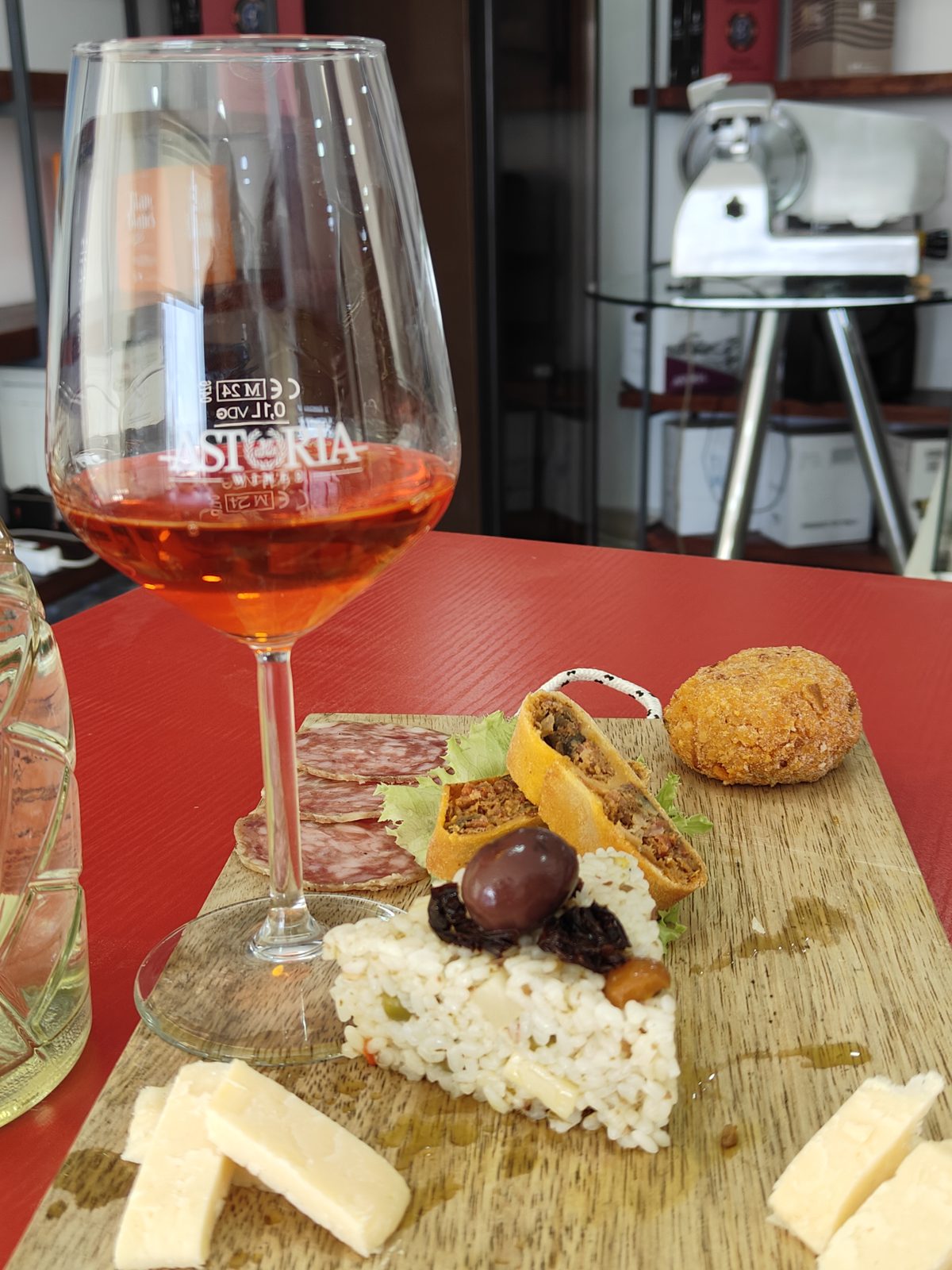 Détail plateau traiteur avec vin rosé Astoria