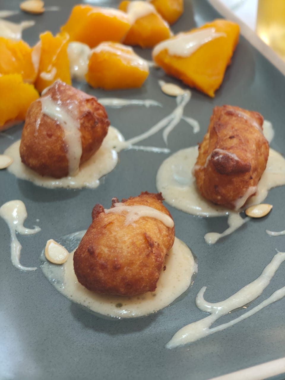 Beignets de courge, sauce onctueuse et amandes